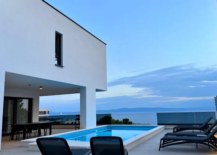 Modern Ina With Heated Pool & Sea View In Makarska